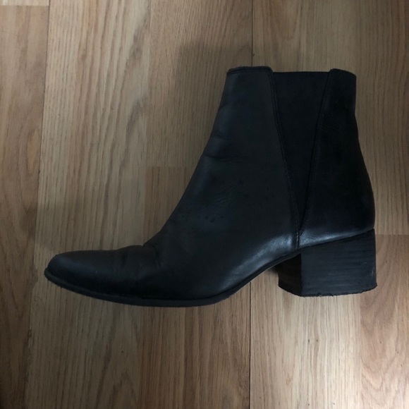 (SOLD) Urban Outfitters Black Pola Leather Chelsea Boot - Picture 7 of 8